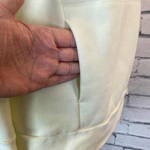 Fabletics Womens Modern Cream Fleece Pullover Sweatshirt Thumb Holes Size Medium - Picture 3 of 12